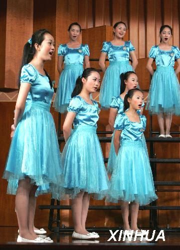 來自四川省成都列五中學少女合唱團的少年兒童在演唱歌曲《熊貓的搖籃》